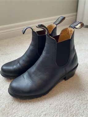 Black Leather Blundstone Chelsea Boots with Pull Tabs